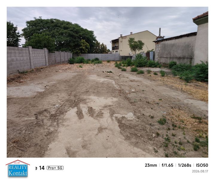 Na predaj vyčistený stavebný pozemok s betónovým oplotením