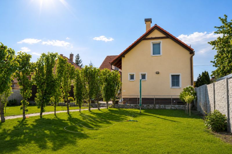 Dvojgeneračný RD s veľkým pozemkom a potenciálom ďalšej výstavby - Rodinný dom na Jantárovej ulici v Bratislave - Jarovce s upravenou záhradou.