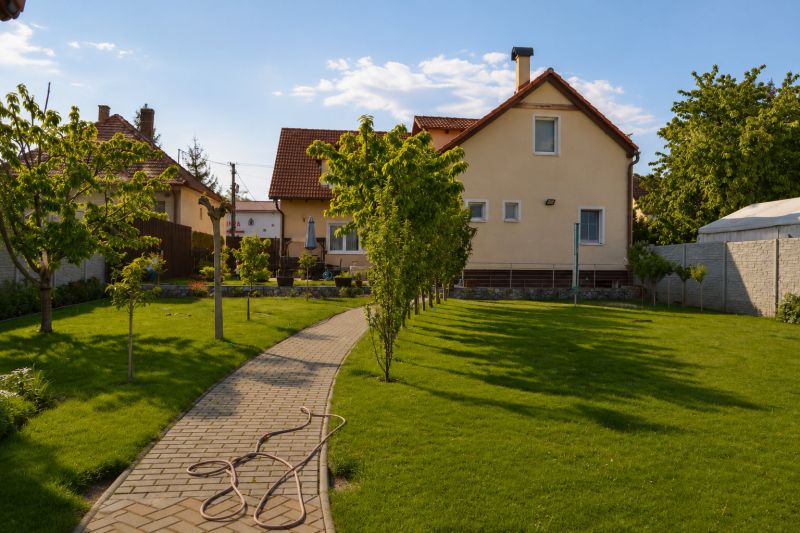 Dvojgeneračný RD s veľkým pozemkom a potenciálom ďalšej výstavby - Rodinný dom na Jantárovej ulici v Bratislave - Jarovciach so záhradou a chodníkom.
