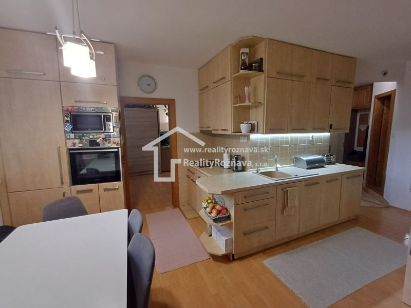 Pekný 4 izbový byt s balkónom 1 poschodie.