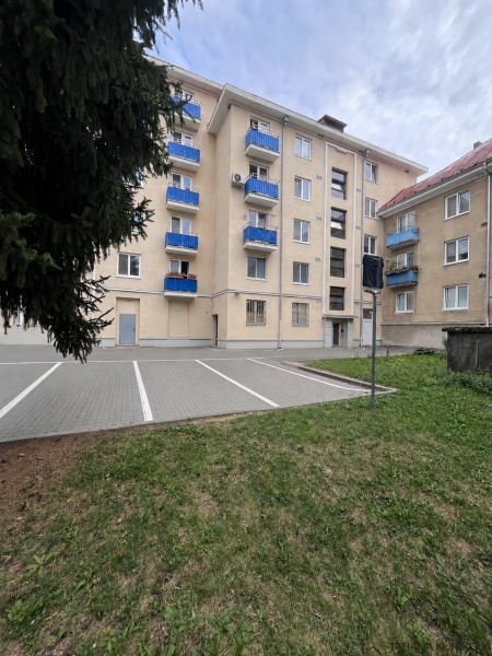 NA PREDAJ! 2i byt v pôvodnom stave priamo na námestí v Novej Dubnici