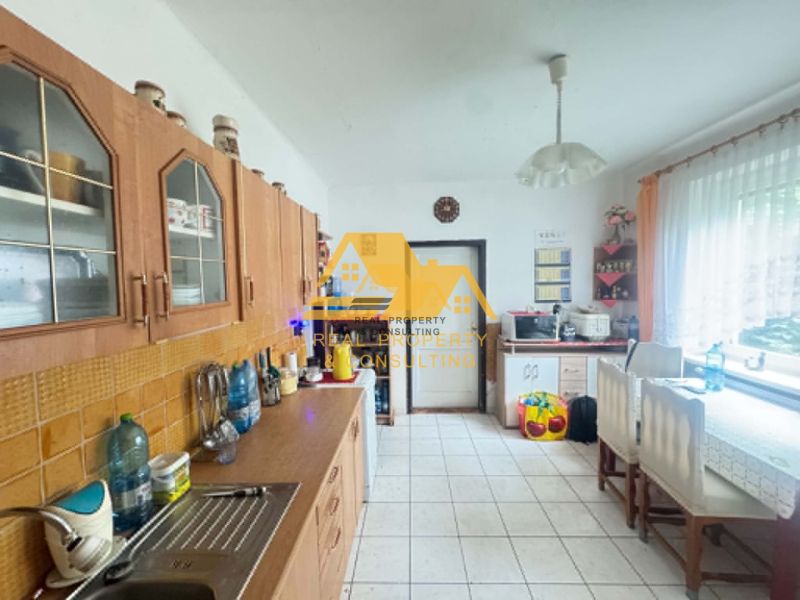 Znížená cena! Predám 2 x rodinný dom so 42ár pozemkom v Malej Mani
