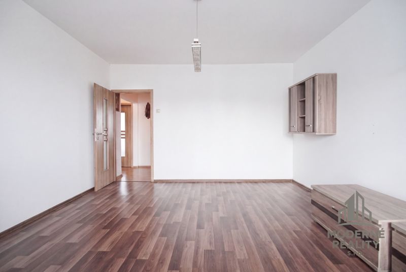 Veľký 3-izbový byt s loggiou na sídlisku JUH, Nové Zámky – 78, 57m2