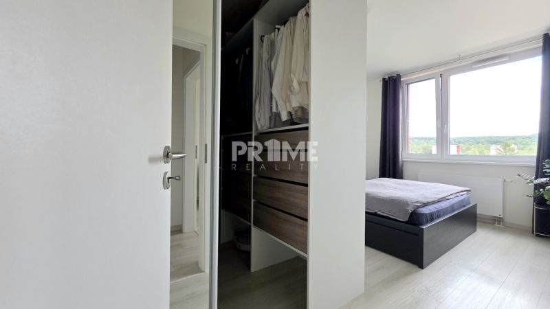 MODERNÝ 3i BYT, NOVOSTAVBA ČEREŠNE, LOGGIA, KLÍMA, PARKING, Polianky - Spálňa s veľkou skriňou a posteľou, 3-izbový byt s výhľadom na zeleň.