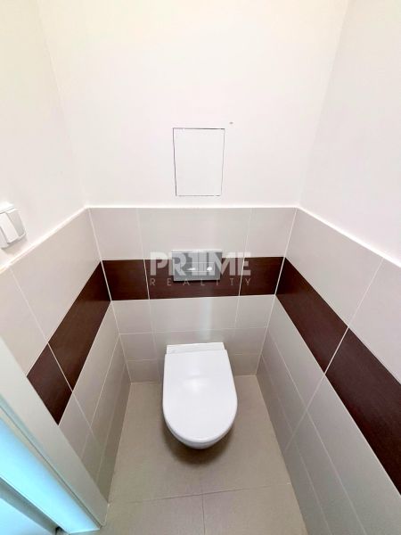 MODERNÝ 3i BYT, NOVOSTAVBA ČEREŠNE, LOGGIA, KLÍMA, PARKING, Polianky - Toaleta v 3-izbovom byte so stenami s dreveným dekorom.