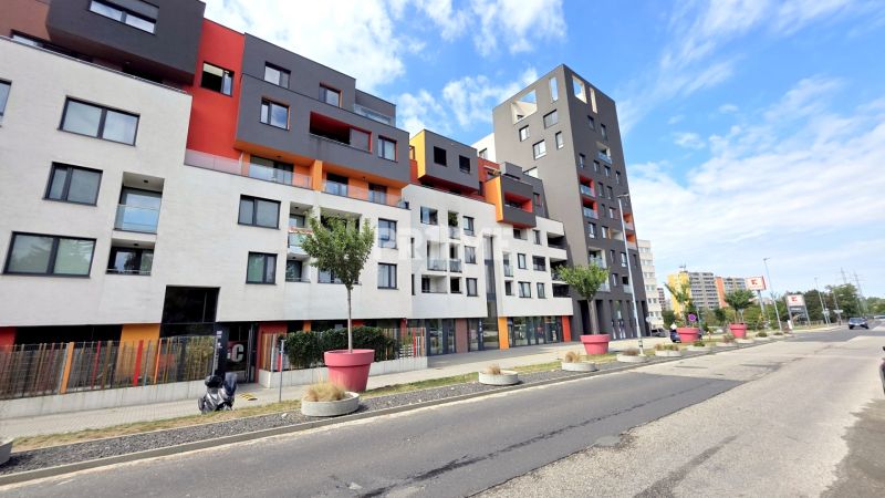 MODERNÝ 3i BYT, NOVOSTAVBA ČEREŠNE, LOGGIA, KLÍMA, PARKING, Polianky - Bytový dom na ulici Polianky v Bratislave - Dúbravke so stromami a parkovaním.