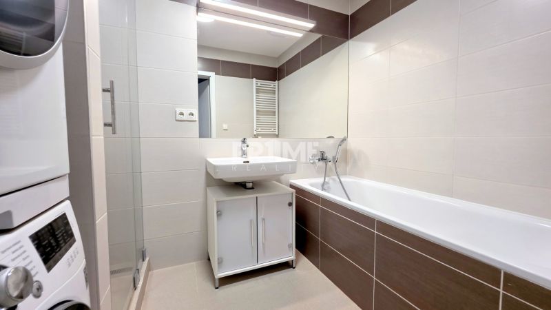 MODERNÝ 3i BYT, NOVOSTAVBA ČEREŠNE, LOGGIA, KLÍMA, PARKING, Polianky - Kúpeľňa s vaňou, umývadlom a práčkou v 3-izbovom byte. Biele obklady a dlažba.