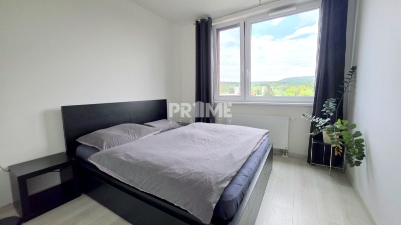 MODERNÝ 3i BYT, NOVOSTAVBA ČEREŠNE, LOGGIA, KLÍMA, PARKING, Polianky - Spálňa s posteľou a rastlinou v 3-izbovom byte, podlaha s dreveným dekorom.