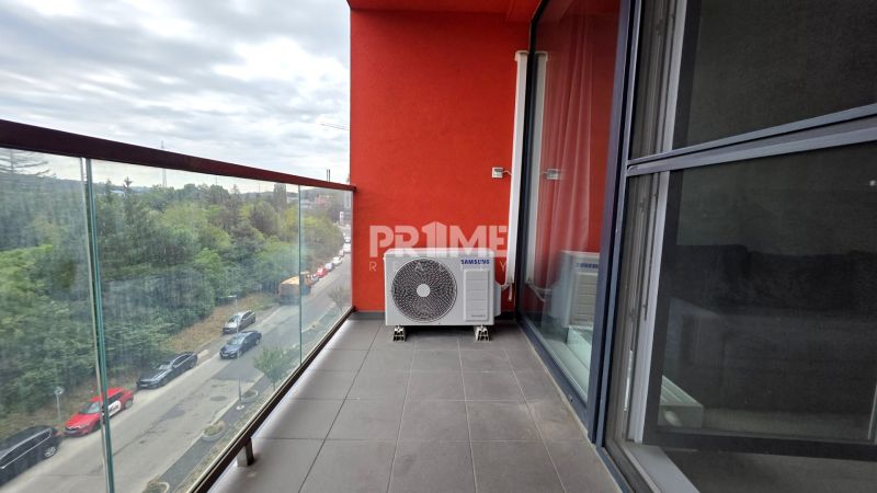 MODERNÝ 3i BYT, NOVOSTAVBA ČEREŠNE, LOGGIA, KLÍMA, PARKING, Polianky - Balkón s dlaždicovou podlahou a výhľadom na zeleň v 3-izbovom byte.