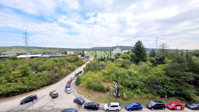 MODERNÝ 3i BYT, NOVOSTAVBA ČEREŠNE, LOGGIA, KLÍMA, PARKING, Polianky - Výhľad na zeleň a budovy z ulice Polianky v Bratislave - Dúbravke.