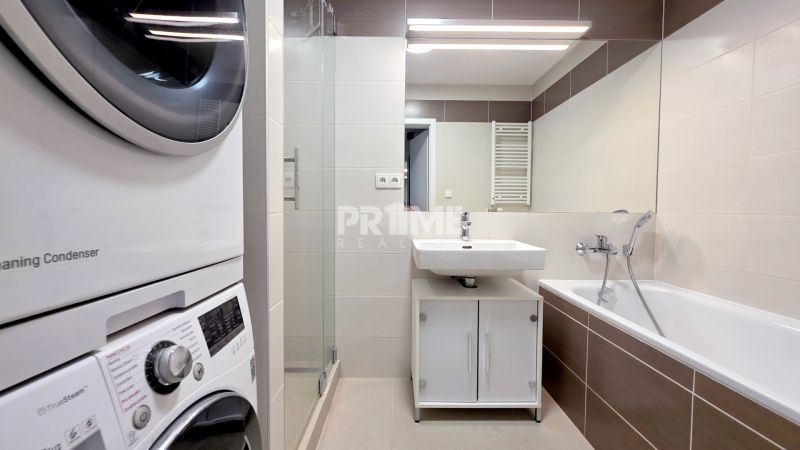 MODERNÝ 3i BYT, NOVOSTAVBA ČEREŠNE, LOGGIA, KLÍMA, PARKING, Polianky - Kúpeľňa s vaňou a práčkou v 3-izbovom byte, svetlé obklady a zrkadlo.