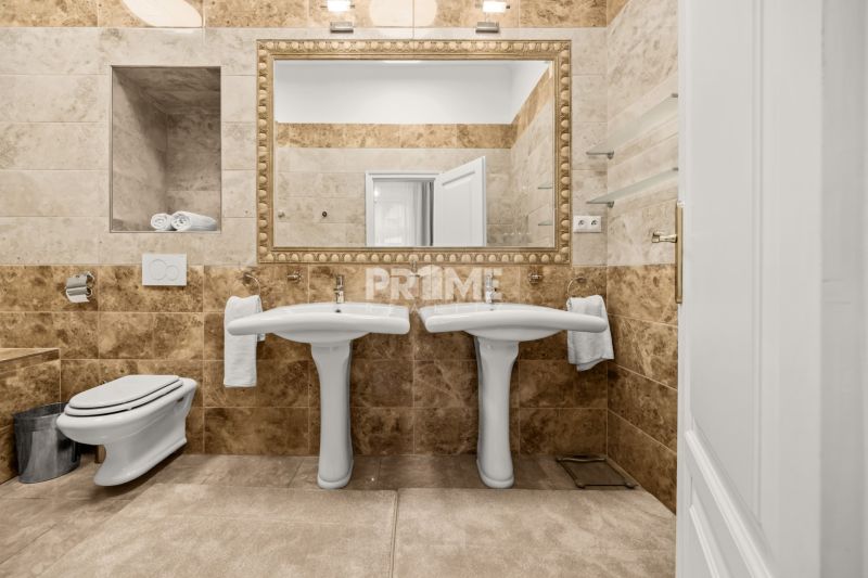  EXKLUZÍVNY, VEĽKOMETRÁŽNY 3i byt ( 130 m2 ), REKONŠTRUKCIA, CENTRUM - Luxusná kúpeľňa v 3-izbovom byte s dvojitým umývadlom a keramickými obkladmi.