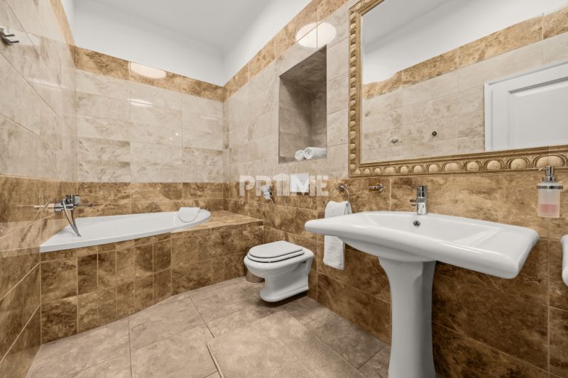  EXKLUZÍVNY, VEĽKOMETRÁŽNY 3i byt ( 130 m2 ), REKONŠTRUKCIA, CENTRUM - Kúpeľňa so zabudovanou vaňou a umývadlom v 3-izbovom byte.