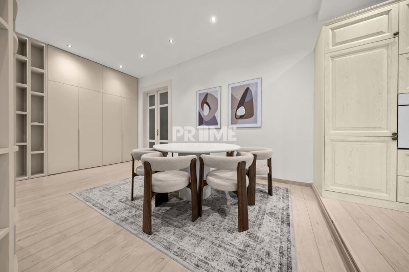  EXKLUZÍVNY, VEĽKOMETRÁŽNY 3i byt ( 130 m2 ), REKONŠTRUKCIA, CENTRUM - Jedálenská časť 3-izbového bytu s kobercovým pokrytím a podlahou s dreveným dekorom.