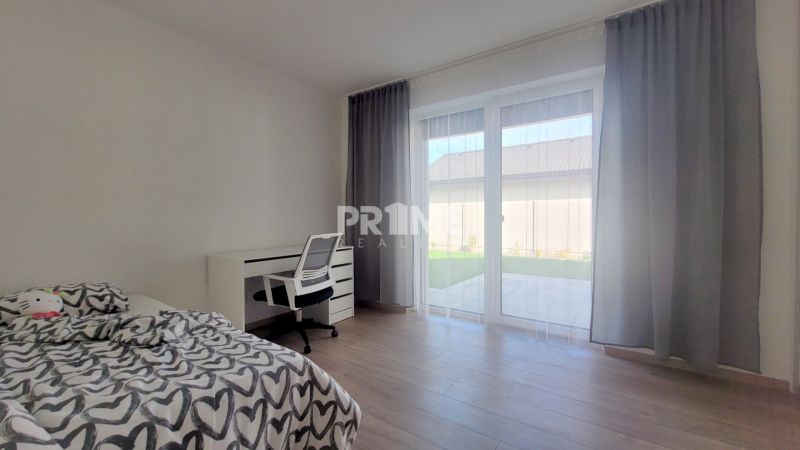 MODERNÝ 4i RD, ZÁHRADKA (400 m2), 2X PARKING, Lúčna ulica, Cífer - Spálňa s pracovným stolom, posteľou, na Lúčna ulica, viditeľný rodinný dom cez okno.