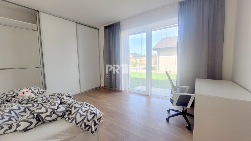 MODERNÝ 4i RD, ZÁHRADKA (400 m2), 2X PARKING, Lúčna ulica, Cífer - Svetlá izba s pracovným stolom, stoličkou a veľká skriňa v rodinnom dome.