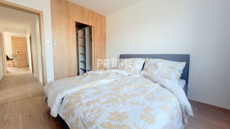 MODERNÝ 4i RD, ZÁHRADKA (400 m2), 2X PARKING, Lúčna ulica, Cífer - Spálňa s postelí, vstavanou skriňou a výhľadom na chodbu na ulici Lúčna ulica.