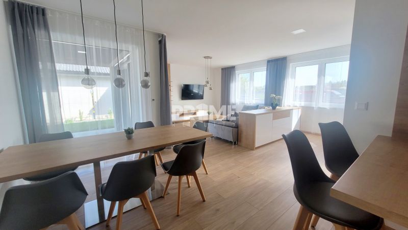 MODERNÝ 4i RD, ZÁHRADKA (400 m2), 2X PARKING, Lúčna ulica, Cífer - Interiér na Lúčnej ulici zobrazuje útulný dom s moderným nábytkom a veľkými oknami.