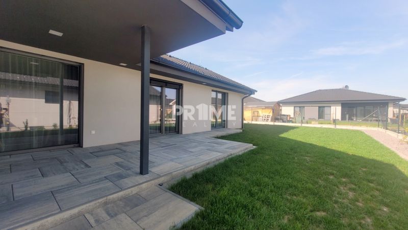 MODERNÝ 4i RD, ZÁHRADKA (400 m2), 2X PARKING, Lúčna ulica, Cífer - Rodinný dom na Lúčnej ulici so záhradou, terasou a sídliskom v pozadí.