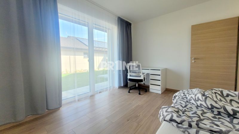 MODERNÝ 4i RD, ZÁHRADKA (400 m2), 2X PARKING, Lúčna ulica, Cífer - Svetlá izba s drevenou podlahou, priestor na bývanie v rodinnom dome na Lúčnej ulici.
