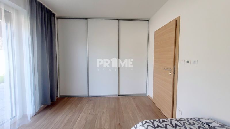 MODERNÝ 4i RD, ZÁHRADKA (400 m2), 2X PARKING, Lúčna ulica, Cífer - Spálňa na Lúčnej ulici v rodinnom dome, s drevenou podlahou a vstavanou skriňou.