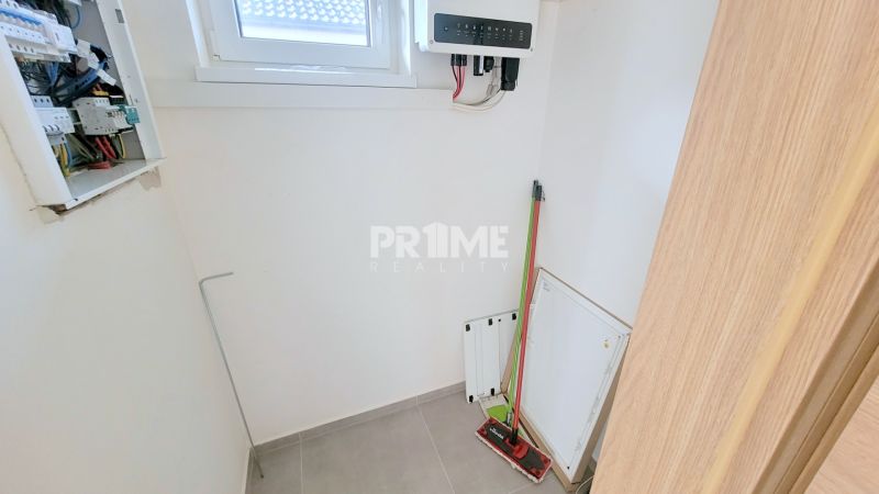 MODERNÝ 4i RD, ZÁHRADKA (400 m2), 2X PARKING, Lúčna ulica, Cífer - Prázdna miestnosť s podlahou, metlou a rozvádzačom, nachádzajúca sa na ulici Lúčna ulica.