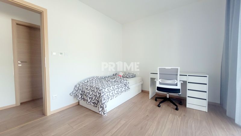 MODERNÝ 4i RD, ZÁHRADKA (400 m2), 2X PARKING, Lúčna ulica, Cífer - Jednoduchá izba v rodinnom dome na ulici Lúčna ulica, obsahuje posteľ a pracovný stôl.