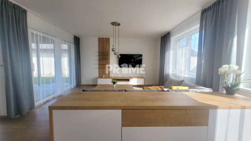 MODERNÝ 4i RD, ZÁHRADKA (400 m2), 2X PARKING, Lúčna ulica, Cífer - Interiér rodinného domu na Lúčnej ulici, ponúka priestrannú obývačku so záclonami.