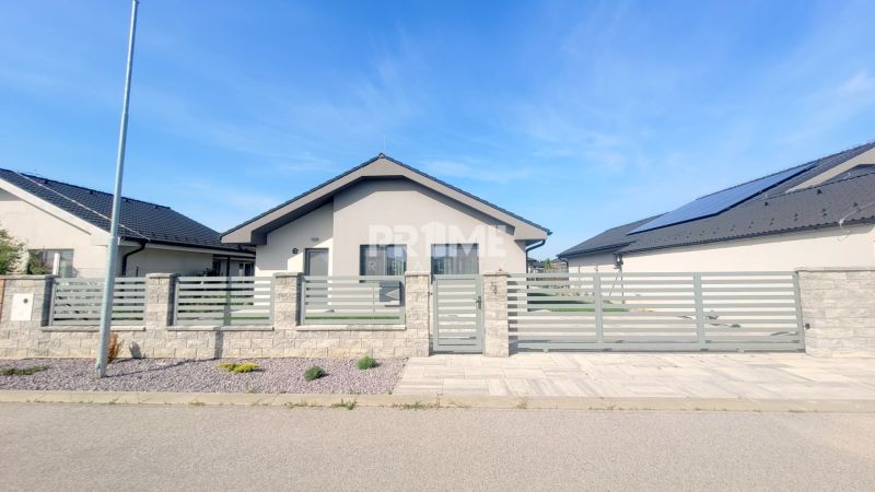 MODERNÝ 4i RD, ZÁHRADKA (400 m2), 2X PARKING, Lúčna ulica, Cífer - Rodinný dom na Lúčnej ulici s kamenným plotom a modernými bránami v pokojnej lokalite.