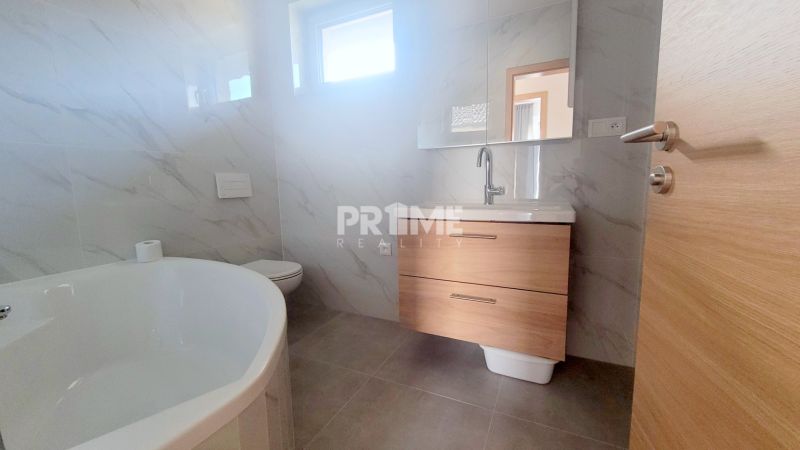 MODERNÝ 4i RD, ZÁHRADKA (400 m2), 2X PARKING, Lúčna ulica, Cífer - Kúpeľňa s vaňou a umývadlom na Lúčnej ulici v rodinnom dome, elegantné obklady.