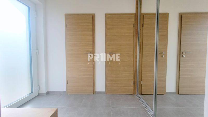 MODERNÝ 4i RD, ZÁHRADKA (400 m2), 2X PARKING, Lúčna ulica, Cífer - Svetlá miestnosť s drevenými dverami a vstavanou skriňou, Lúčna ulica v rodinnom dome.