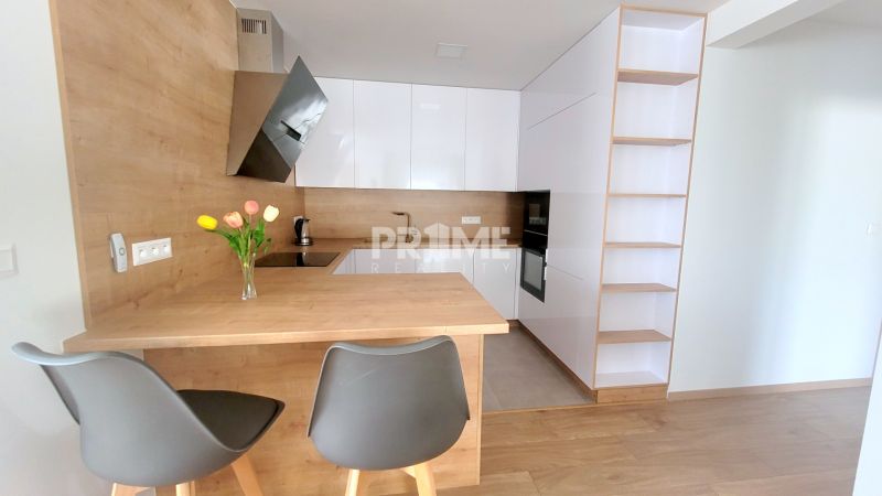 MODERNÝ 4i RD, ZÁHRADKA (400 m2), 2X PARKING, Lúčna ulica, Cífer - Kuchyňa s dreveným obkladom, bielymi skrinkami a barovým pultom v blízkosti Lúčnej ulice.