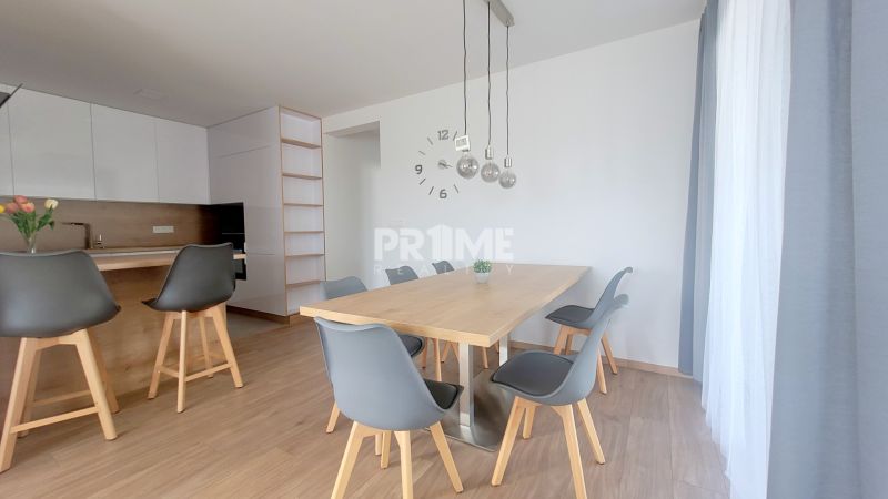 MODERNÝ 4i RD, ZÁHRADKA (400 m2), 2X PARKING, Lúčna ulica, Cífer - Jedálenský kút s dreveným stolom a sivými stoličkami v rodinnom dome na Lúčnej ulici.