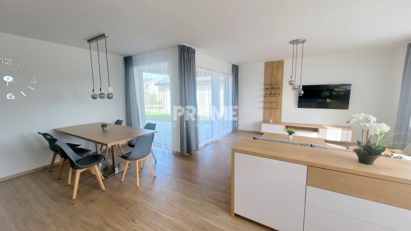 MODERNÝ 4i RD, ZÁHRADKA (400 m2), 2X PARKING, Lúčna ulica, Cífer - Jasná obývačka v rodinnom dome s drevenými podlahami na Lúčna ulica a nástennou televíziou.