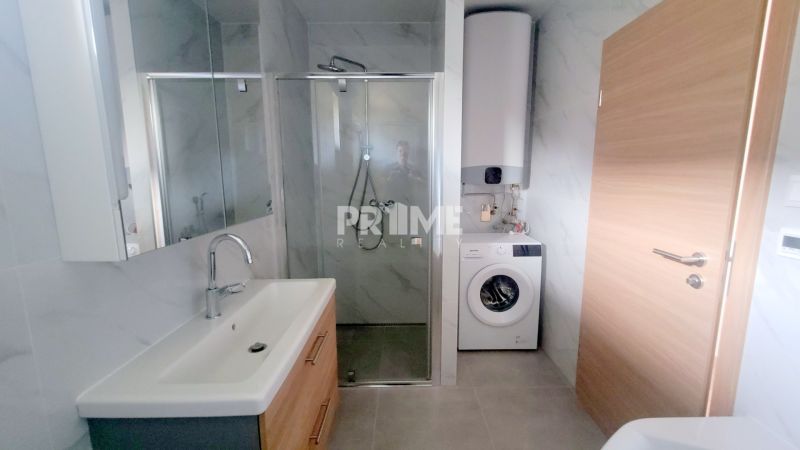MODERNÝ 4i RD, ZÁHRADKA (400 m2), 2X PARKING, Lúčna ulica, Cífer - Kúpeľňa na Lúčnej ulici ponúka priestor v rodinnom dome s práčkou a sprchou.