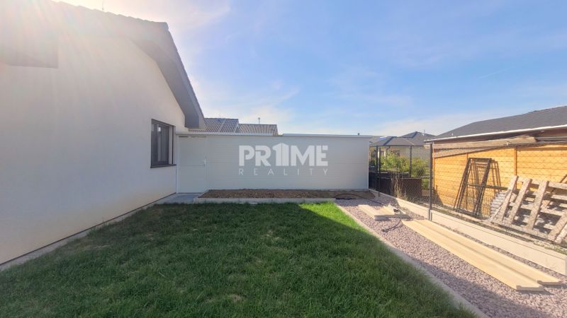 MODERNÝ 4i RD, ZÁHRADKA (400 m2), 2X PARKING, Lúčna ulica, Cífer - Rodinný dom na Lúčnej ulici s trávnikom a spevnenou plochou v záhrade.