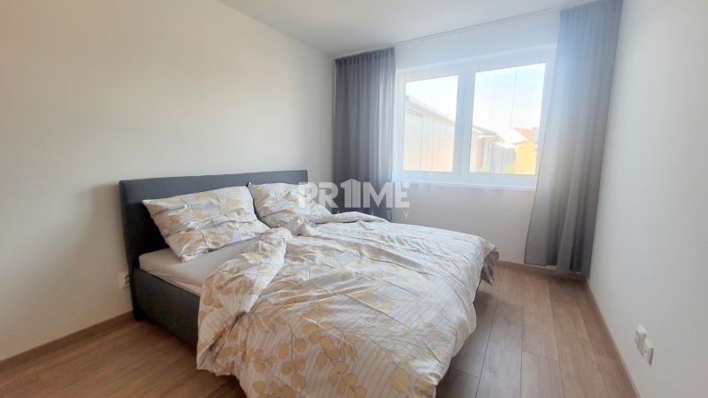 MODERNÝ 4i RD, ZÁHRADKA (400 m2), 2X PARKING, Lúčna ulica, Cífer - Spálňa v rodinnom dome na Lúčnej ulici, s pohodlnou posteľou a veľkým oknom.