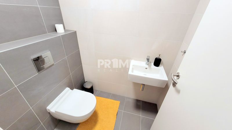 ŠTÝLOVÝ 2i byt, PARKING, KLÍMA, PARKING, Čulenova ulica, SKY PARK - Toaleta s umývadlom a sivými obkladačkami v 2-izbovom byte.