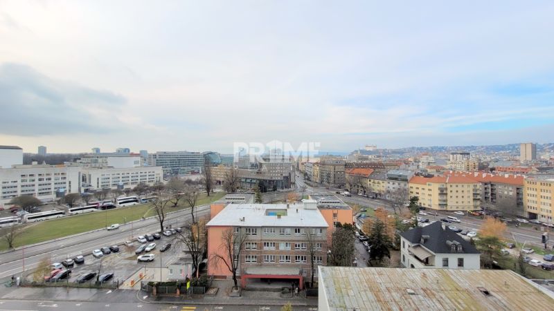 ŠTÝLOVÝ 2i byt, PARKING, KLÍMA, PARKING, Čulenova ulica, SKY PARK - Pohľad na panorámu Bratislava - Staré Mesto z ulice Čulenova s 2-izbovými bytmi.