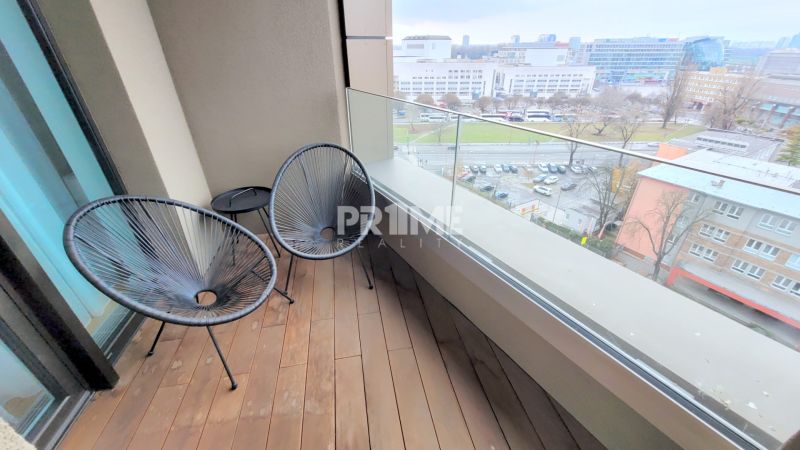 ŠTÝLOVÝ 2i byt, PARKING, KLÍMA, PARKING, Čulenova ulica, SKY PARK - Balkón so skladacími stoličkami a výhľadom na ulicu Čulenova v Bratislave - Staré Mesto.