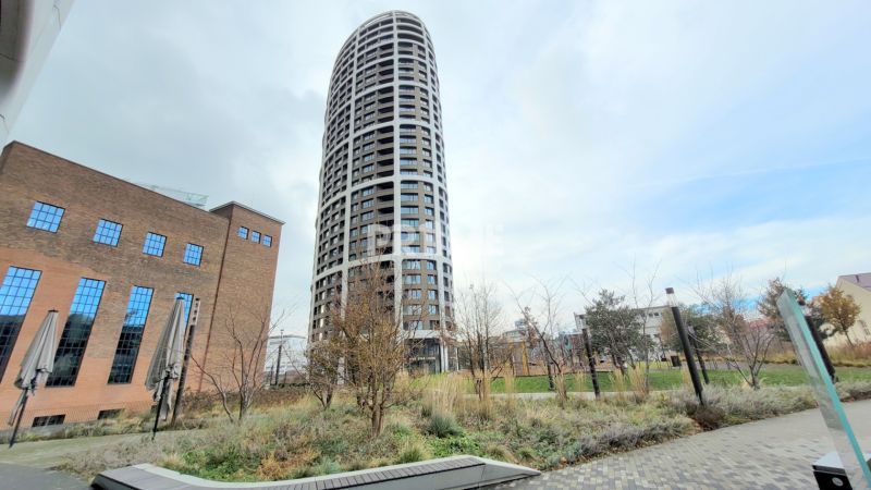 ŠTÝLOVÝ 2i byt, PARKING, KLÍMA, PARKING, Čulenova ulica, SKY PARK - Výšková budova a okolitá zeleň v Bratislave - Starom Meste na ulici Čulenova.