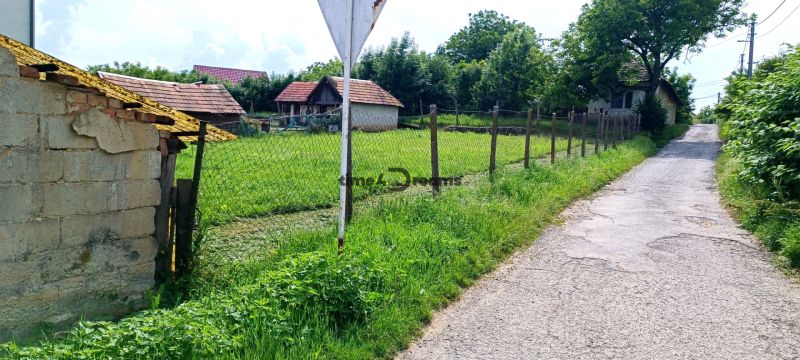 NA PREDAJ stavebný pozemok  v Plavých Vozokanoch - Cesta pri pozemkoch obklopených prírodou a vidieckou zástavbou ideálna pre bývanie.