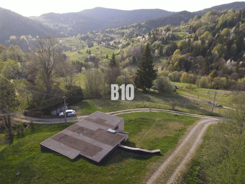 Rozostavaná chata, 845m2 pozemok, platné stavebné povolenie - Horské prostredie v Zázrivej obklopuje chatu, obklopenú sviežou zelenou krajinou.