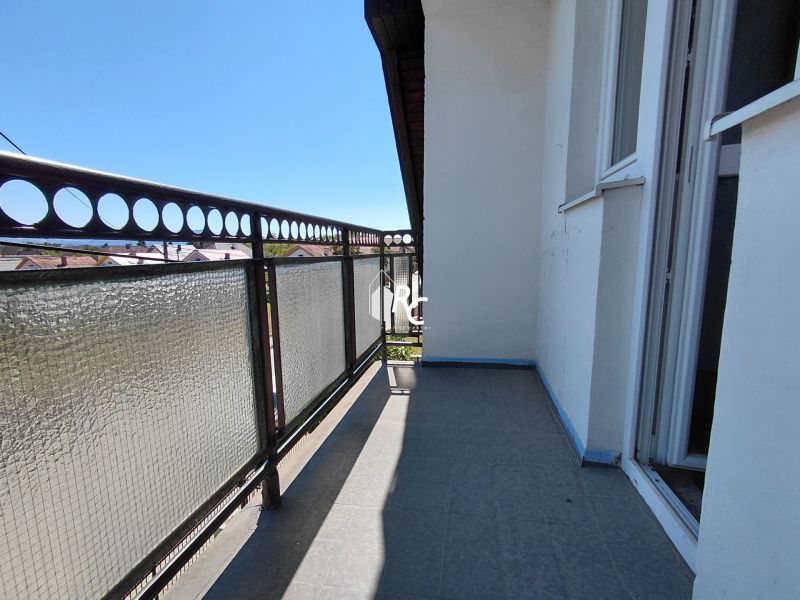 Rodinný dom Martin – Podháj, 5 izieb a pozemok 621 m² - Balkón v rodinnom dome na Riečinách v Martine s výhľadom na susedné strechy.
