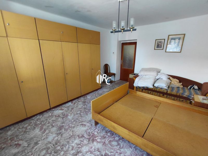 Rodinný dom Martin – Podháj, 5 izieb a pozemok 621 m² - Spálňa v rodinnom dome s kobercovou podlahou, veľkou skriňou a pohovkou.
