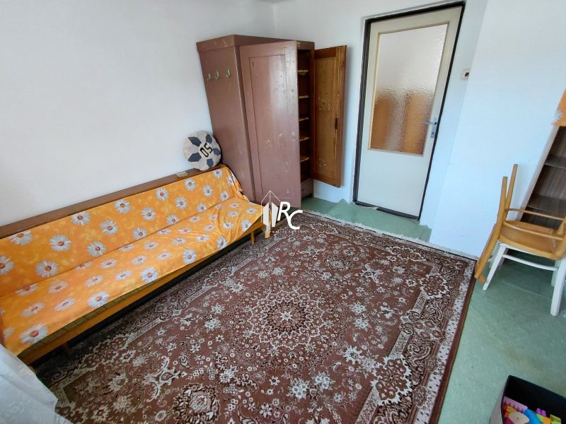 Rodinný dom Martin – Podháj, 5 izieb a pozemok 621 m² - Izba v rodinnom dome s kobercom, pohovkou a vstavanou skriňou.