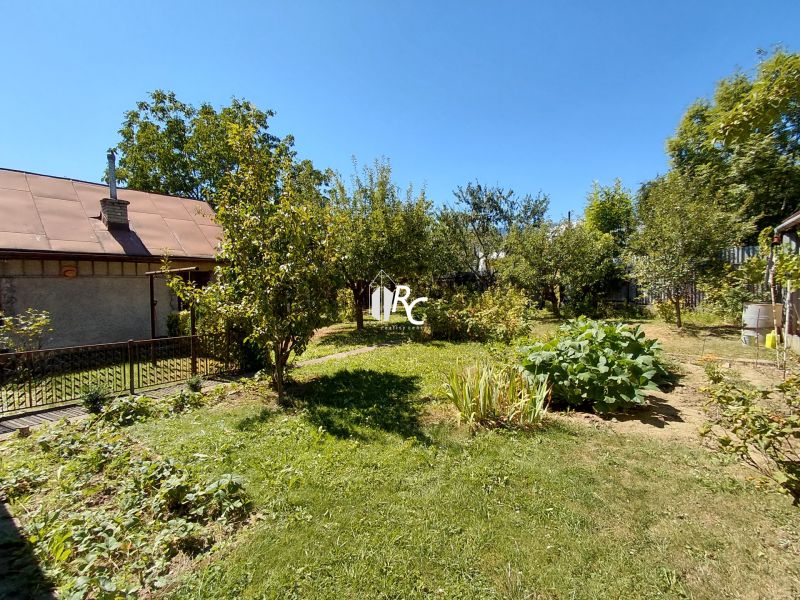 Rodinný dom Martin – Podháj, 5 izieb a pozemok 621 m² - Záhrada rodinného domu na Riečinách v Martine s ovocnými stromami a zeleninovou záhonou.