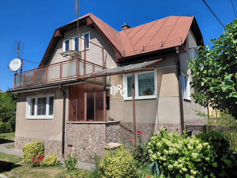 Rodinný dom Martin – Podháj, 5 izieb a pozemok 621 m² - Rodinný dom v Martine na ulici Riečiny s červenou strechou a balkónom.