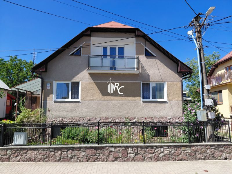 Rodinný dom Martin – Podháj, 5 izieb a pozemok 621 m² - Rodinný dom na ulici Riečiny v Martine s kamenným plotom a balkónom.