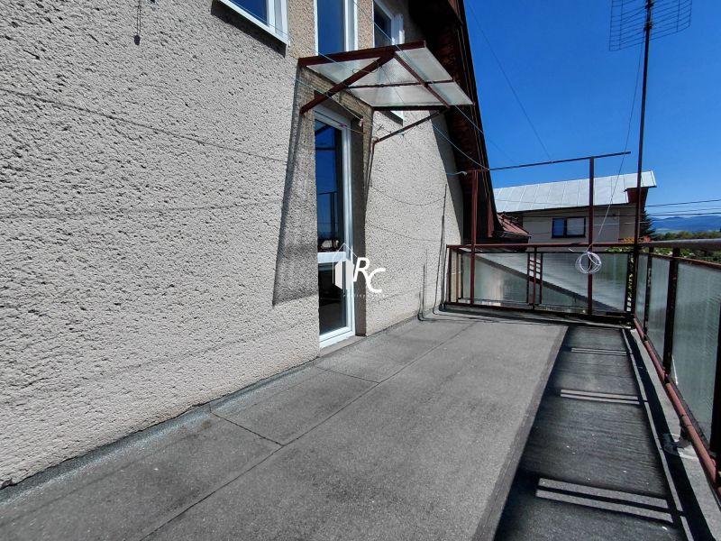 Rodinný dom Martin – Podháj, 5 izieb a pozemok 621 m² - Balkón rodinného domu na ulici Riečiny v Martine s kovovým zábradlím.
